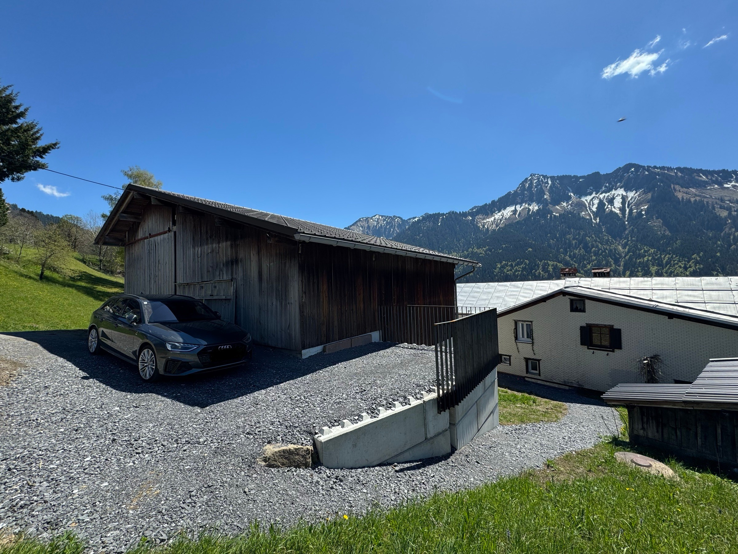 Driveway and parking at Bergnest with a panorama of the Laterns mountains